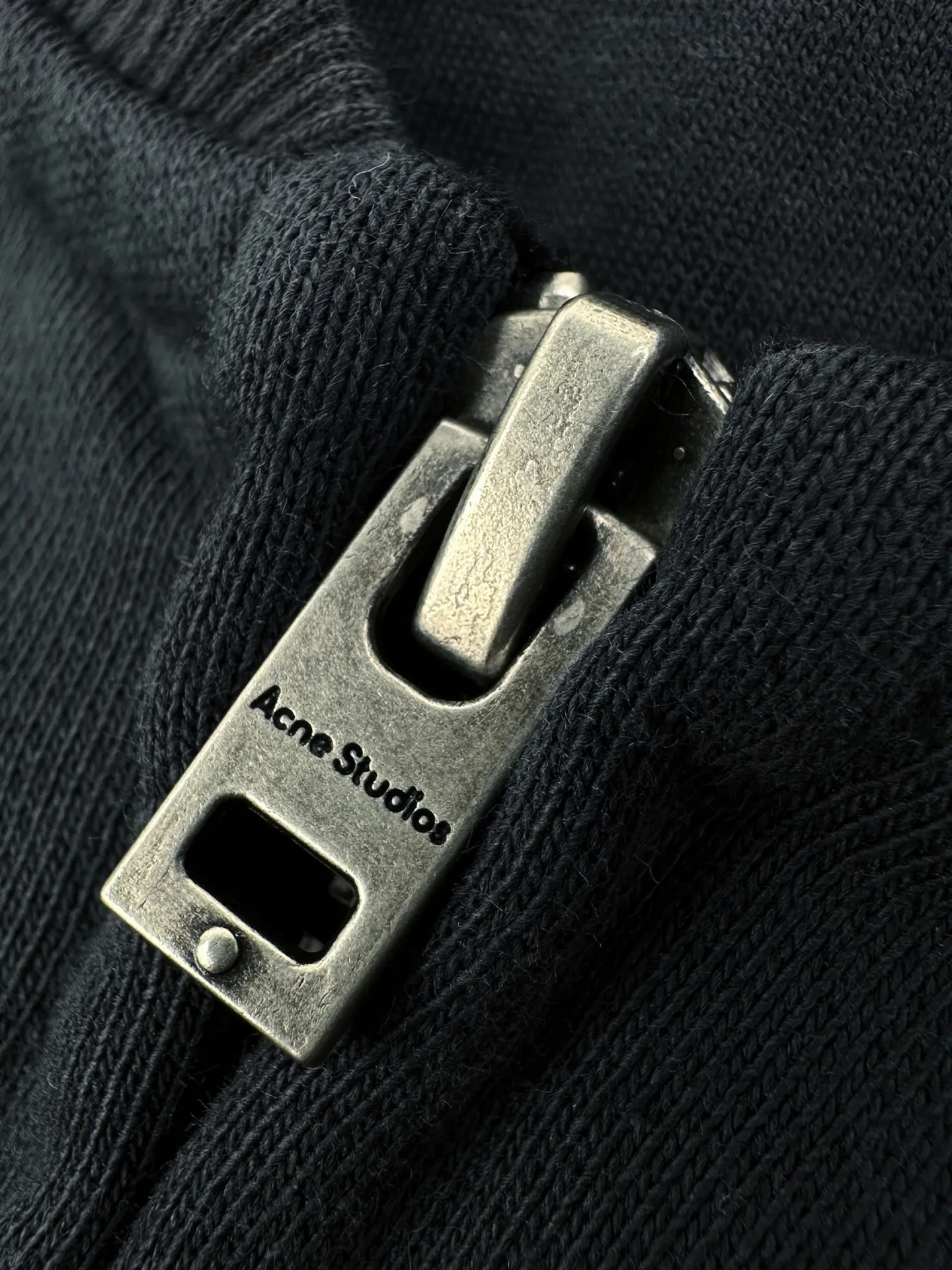 Acne Studios spray-painted distressed logo baseball collar jacket, custom-ordered soft velvet fleece cotton, crisp and smooth, skin-friendly and soft, velvet as dark as ink in foggy night, matte matte surface with warm and luxurious light, showing high-end restrained texture. Classic baseball collar zipper jacket has a neat and noble silhouette. Dropped shoulders are cut for stretch and casualness. Close-woven ribbing shows craftsmanship details. Acne Studios logo printing on chest. The brand heritage is engraved with Retro sports aesthetics. It is unassuming but highly recognizable. It is a subtle blend of Nordic minimalist style and Retro sports style. It is low-key and elegant with its own aura. Process 1: Adopt glue printing process. The chest printing has been modified three times by the film screen. Use glue liquid paint to print the pattern on the fabric. Bake the fabric to fix the printed pattern. Process 2: Gradient distressed spray-on process. Spray dyes of different colors on the surface of the fabric. Realize that the clothes will show rich color changes under different lights and increase the visual layering. Process 3: Many parts of the body are worn by pure manual regular positioning. Manual brush marks add texture and depth to the surface of the clothing to imitate the texture of natural wear. Process 4: The fabrics have been fermented and washed to have a better hand feel. Not easy to deform, not easy to shrink, not easy to fade, and maintain long-term beauty. Accessories: Customized 1:1 Acne zipper Customized 1:1 Acne trademark Fit: Loose fit Size: S M L XL Style: CC